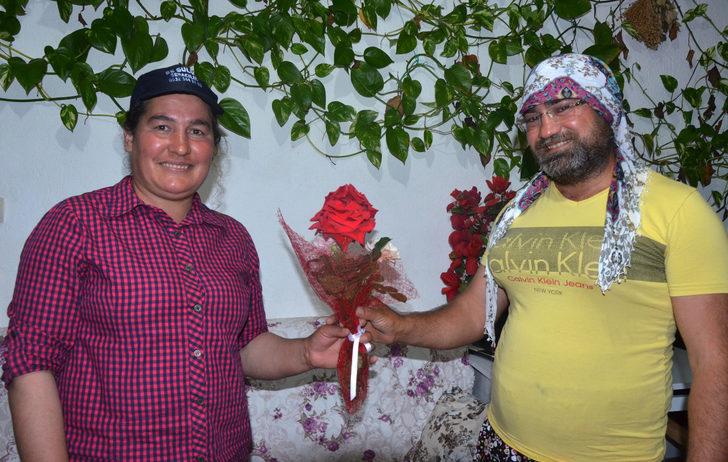 Anneler günü sürprizinin böylesi! Eşi için kadın kılığına girip anneler gününü kutladı G2