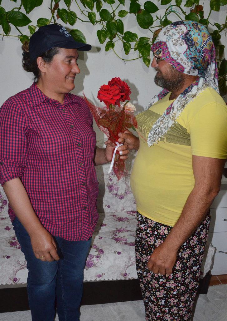 Anneler günü sürprizinin böylesi! Eşi için kadın kılığına girip anneler gününü kutladı G4