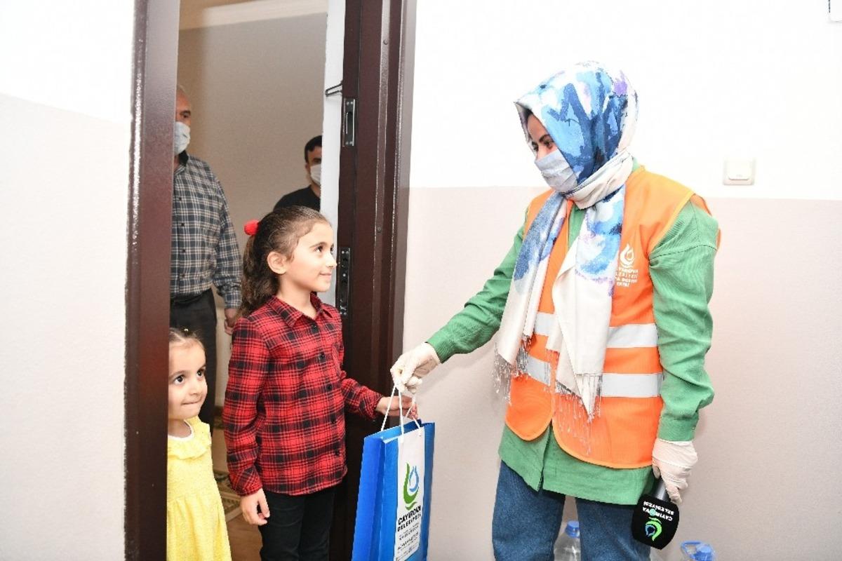 Başkan &Ccedil;ift&ccedil;i, kendisine mektup yazan k&uuml;&ccedil;&uuml;k Ayşe&rsquo;ye kitap hediye etti