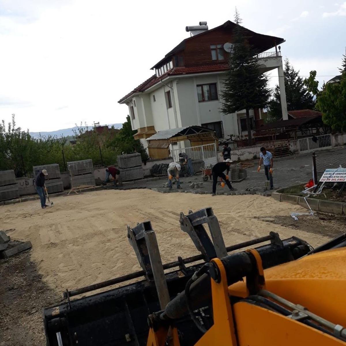Taşk&ouml;pr&uuml;&rsquo;de zarar g&ouml;ren kilit parkeler onarılıyor