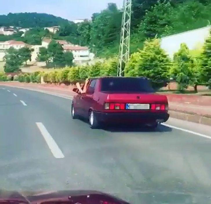 Seyir halindeyken bezle aracını sildi G1