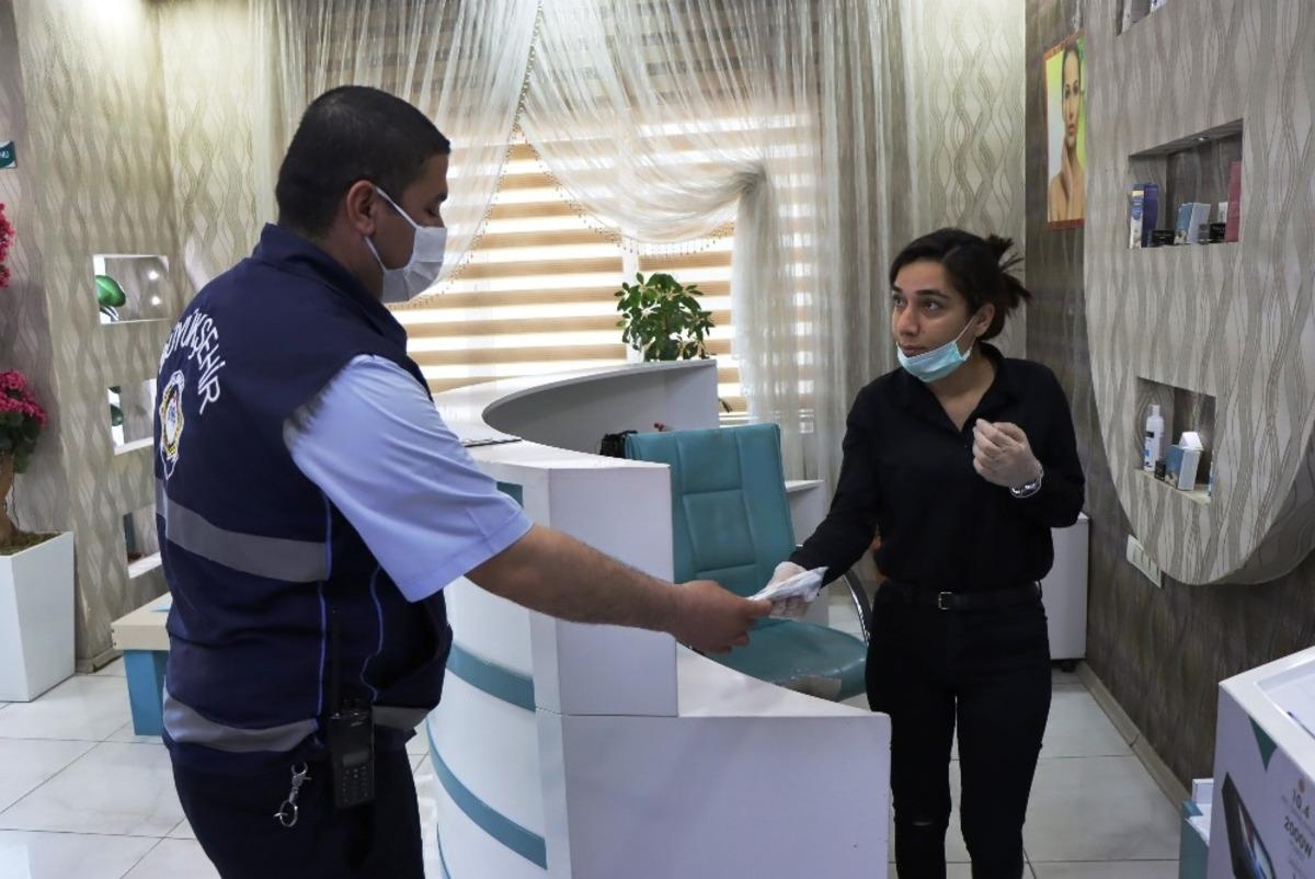 Berber, kuaf&ouml;r ve g&uuml;zellik salonlarına &uuml;cretsiz maske