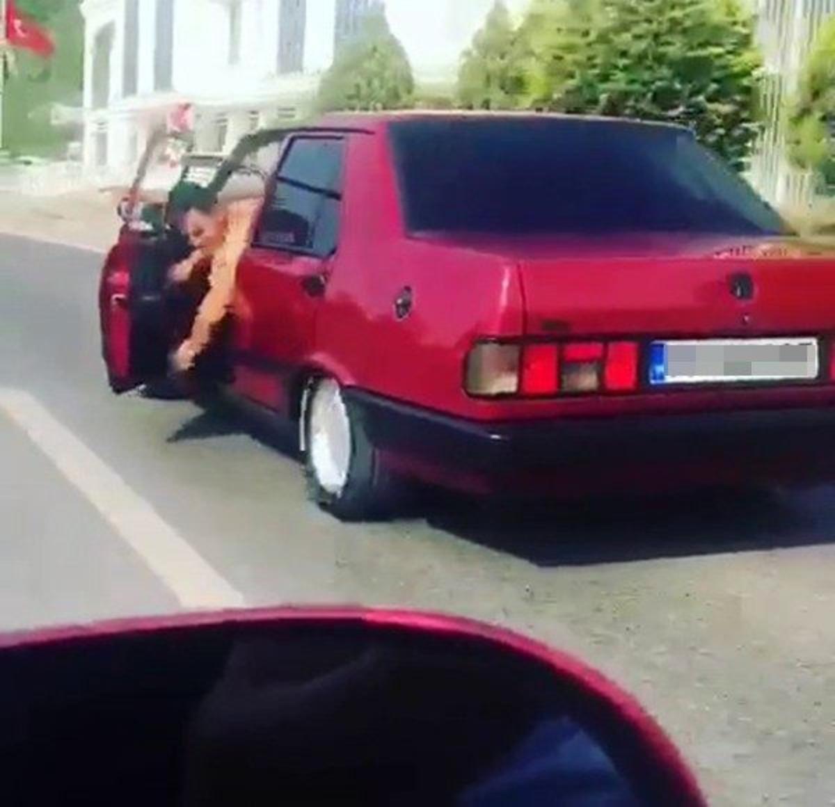 Seyir halindeyken bezle aracını sildi