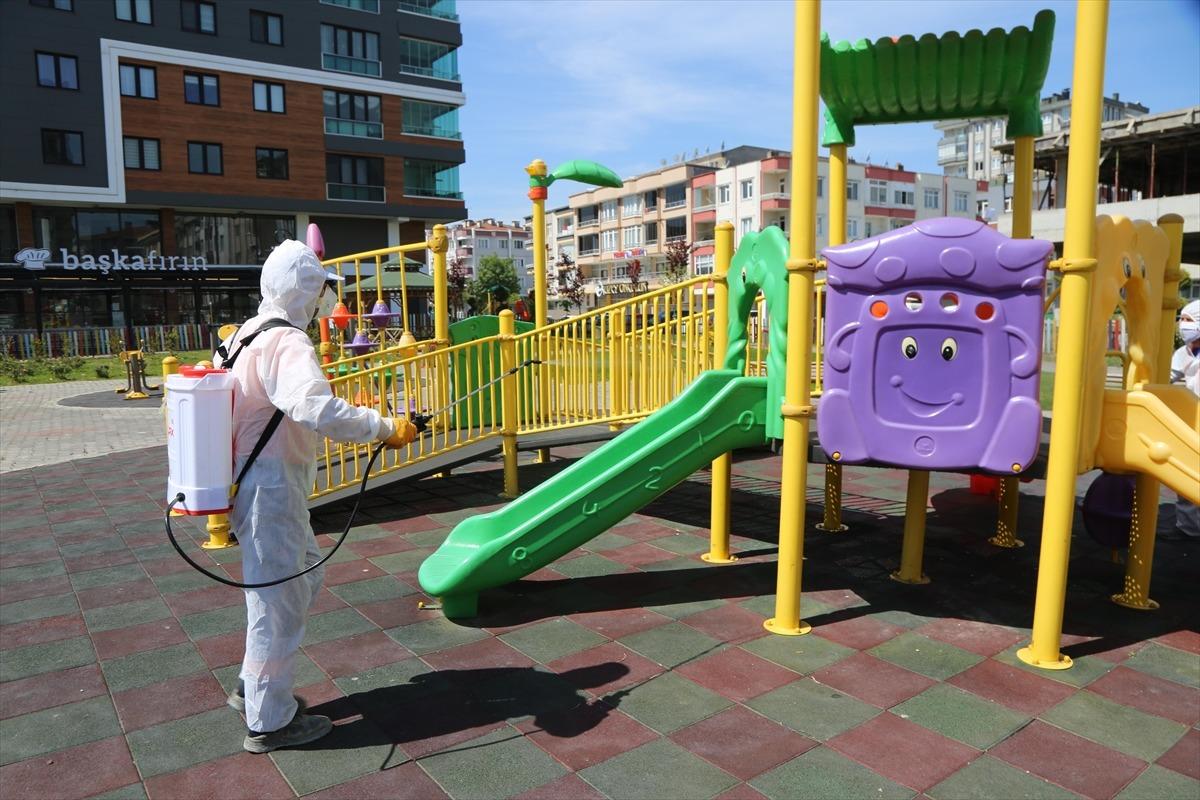 Sokağa &ccedil;ıkacak &ccedil;ocuklar i&ccedil;in parklarda hijyen &ccedil;alışması yapılıyor