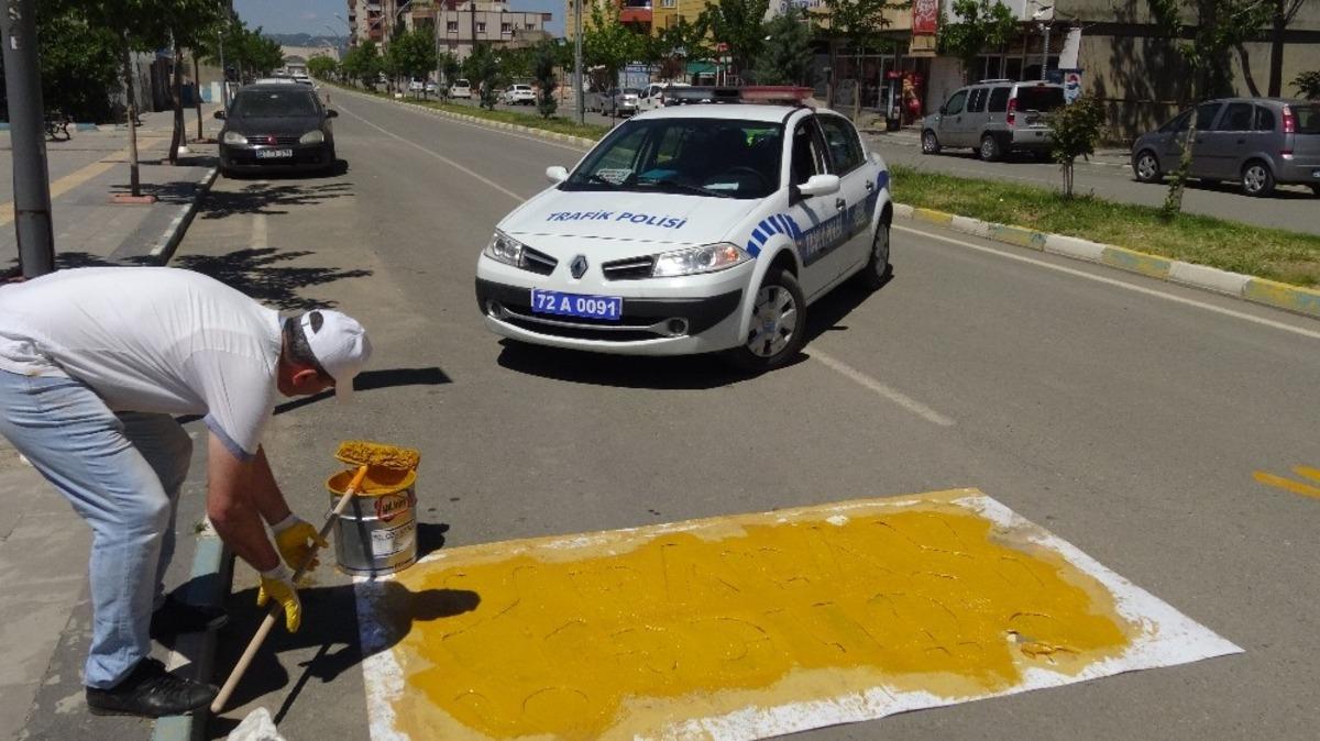 Gerc&uuml;ş polisi yaya &ccedil;izgilerini yeniledi