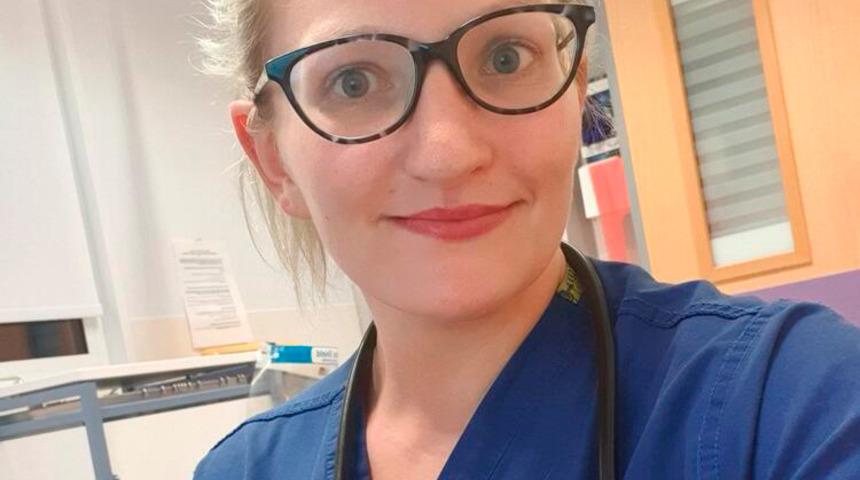 İngiliz doktor deneme ilacıyla 3 g&uuml;nde koronavir&uuml;s&uuml; yendi