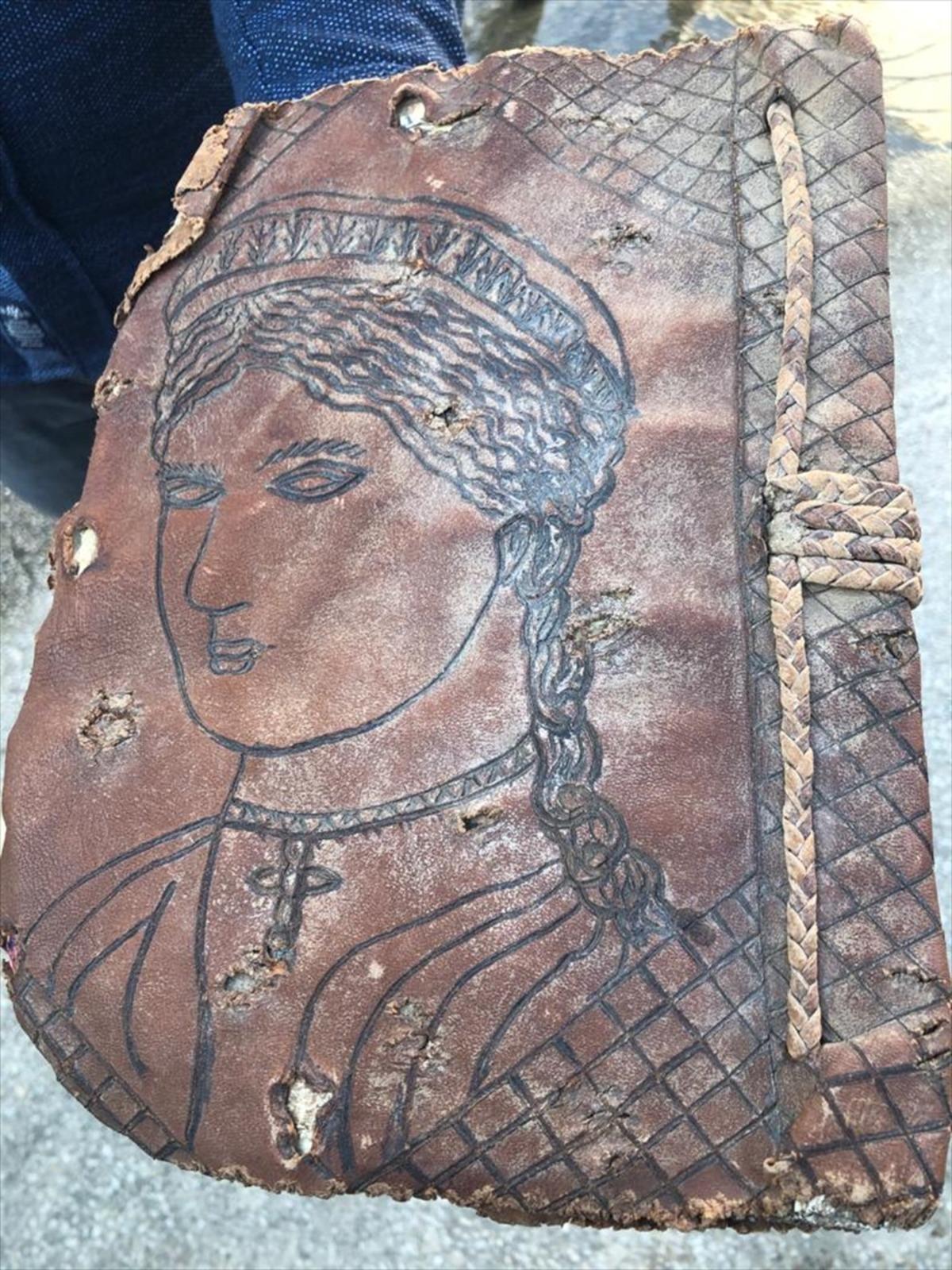 Edirne'de ele ge&ccedil;irildi! 500 yıllık 2 el yazması İncil ele ge&ccedil;irildi