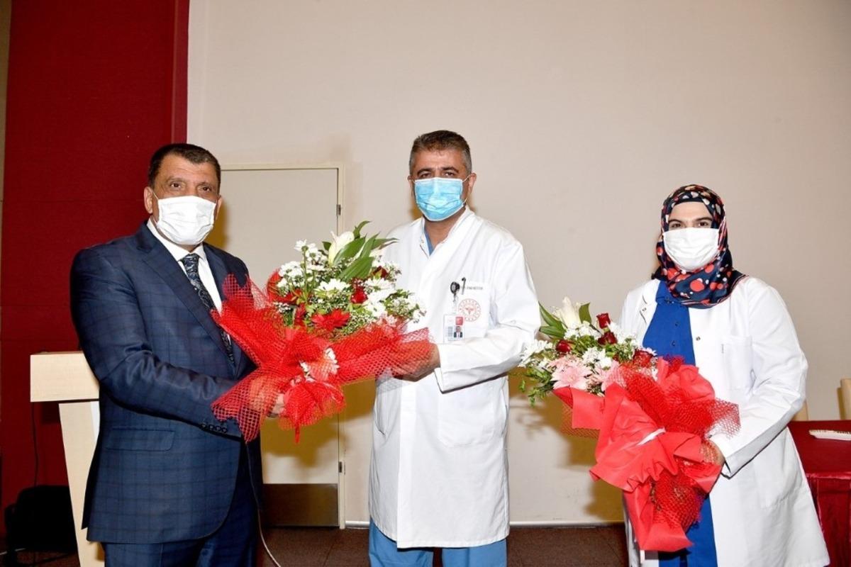 Başkan G&uuml;rkan&rsquo;dan hemşirelere &ccedil;i&ccedil;ek ve hediye