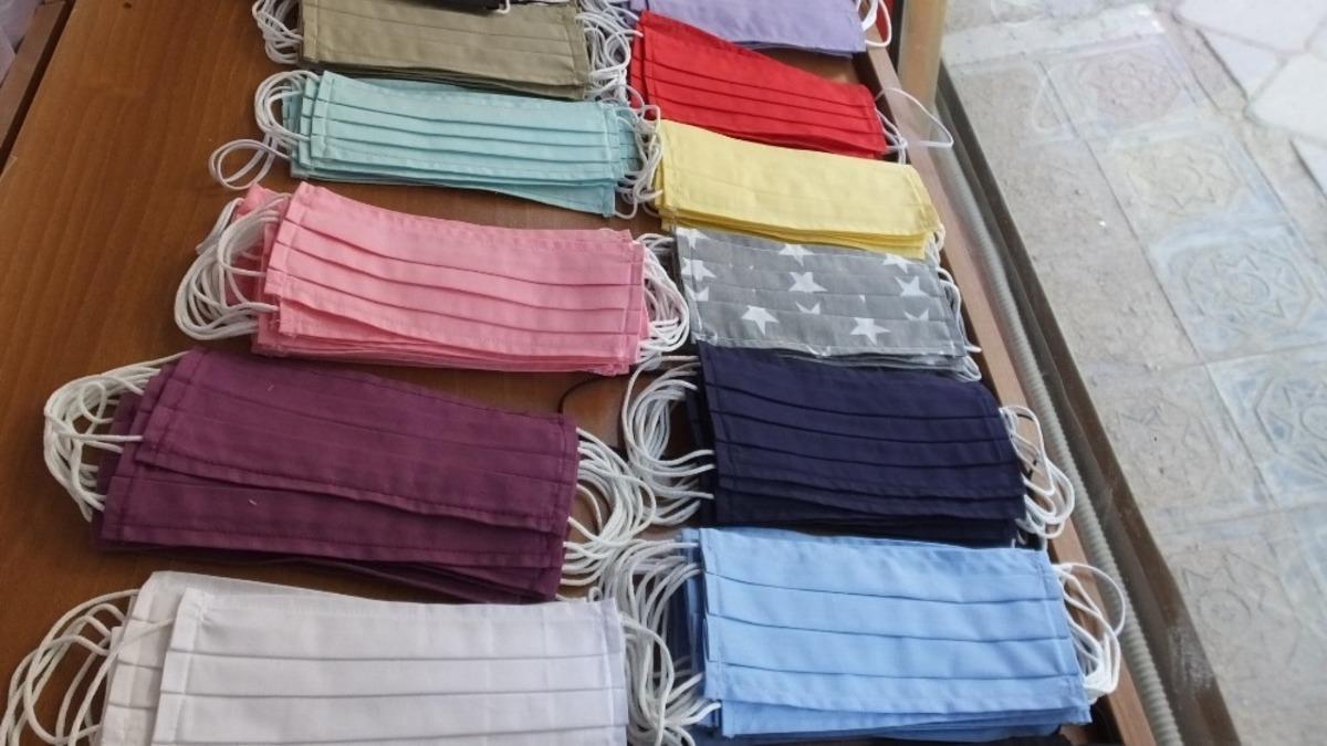 Burhaniye&rsquo;de 12 yıllık terzi maske &uuml;reticisi oldu