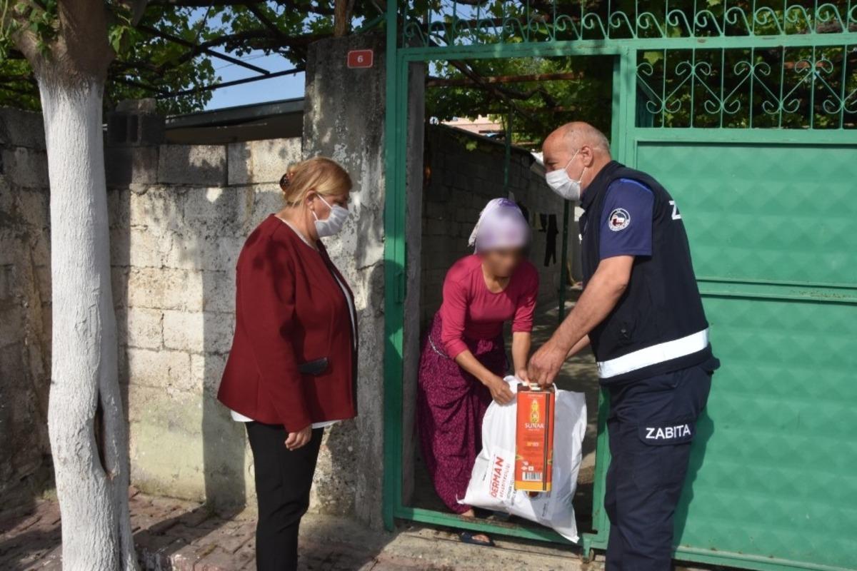Ceyhan Belediyesi ihtiya&ccedil; sahiplerine erzak kolisi dağıtıyor