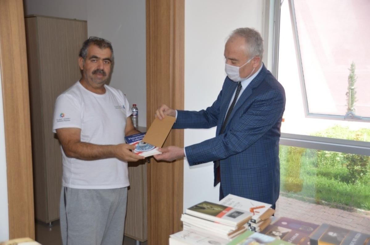 Karantinadaki gurbet&ccedil;ilere kitap jesti
