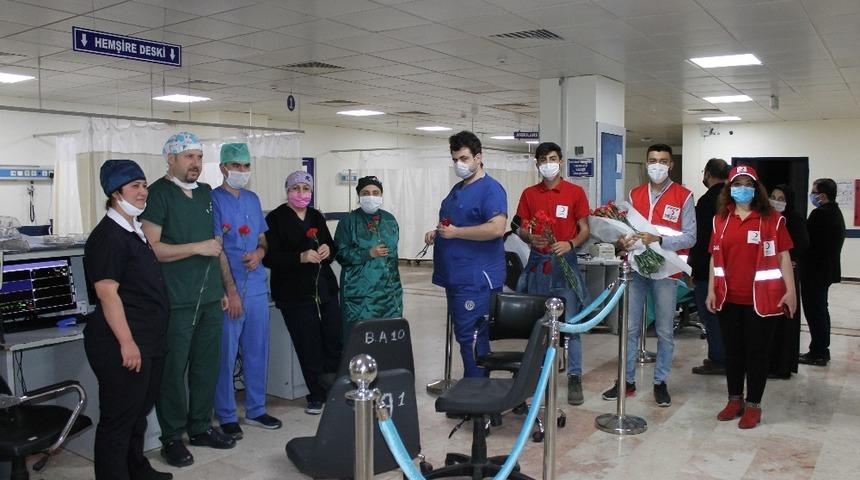 GA&Uuml;N Hastanesi&rsquo;nde hemşirelere karanfil dağıtıldı