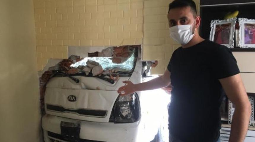 Kağıthane'de freni patlayan kamyonet eve girdi