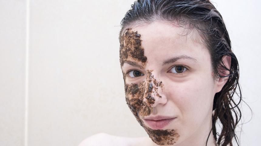 D&uuml;nya g&uuml;zellerinin karantina s&uuml;recindeki cilt bakımı sırları! Bal, kakao...