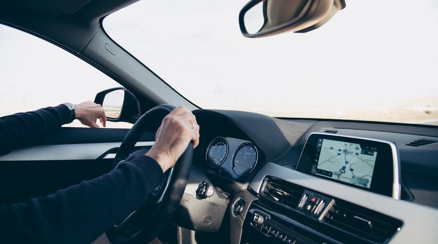 Otomobiline bindi, direksiyonu elinde kaldı!