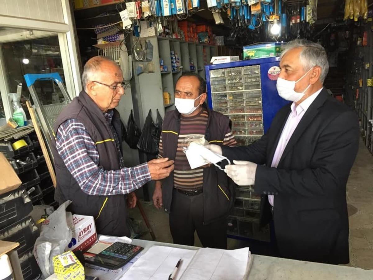 AK Parti Sarıg&ouml;l İl&ccedil;e Teşkilatı esnafa maske dağıttı
