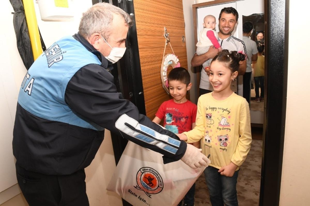 Başkan Demir, &ccedil;ocukları sevindirdi