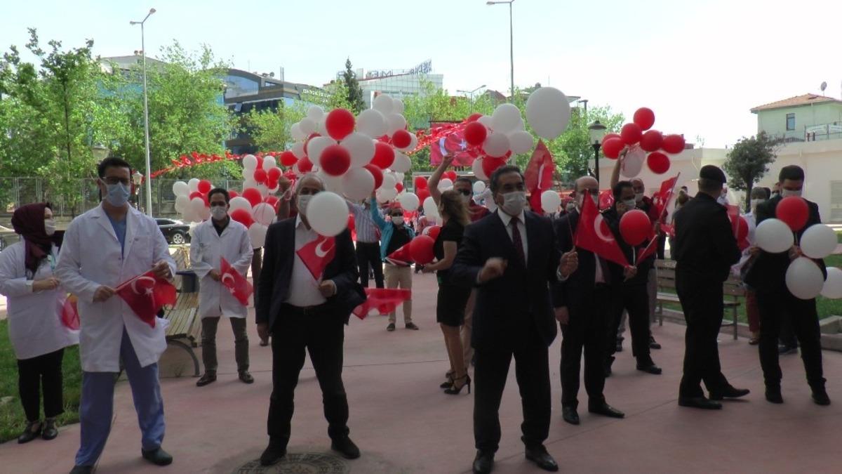 Gebze&rsquo;de hemşireler g&uuml;n&uuml; şarkılar ve balonlarla kutlandı