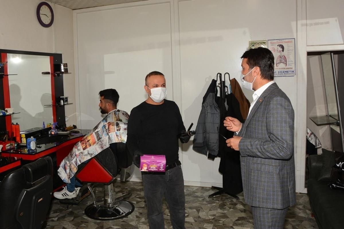 Başkan Şeylan&rsquo;dan berberlere maske desteği