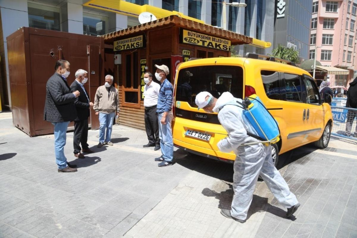 Battalgazi&rsquo;de taksi duraklarını dezenfekte ediyor