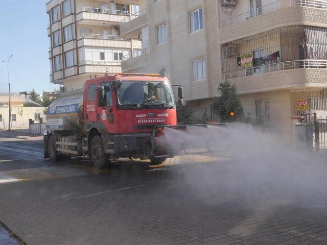 Haliliye’de apartman girişleri dezenfekte edildi