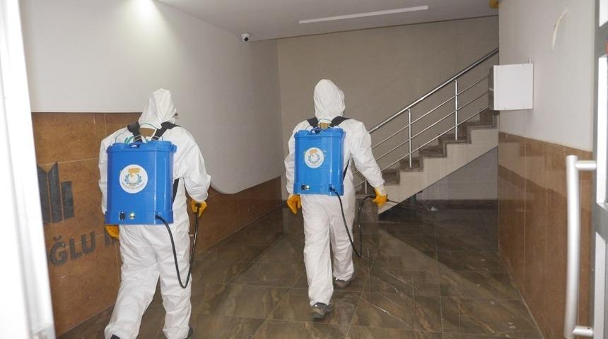 Haliliye&rsquo;de apartman girişleri dezenfekte edildi
