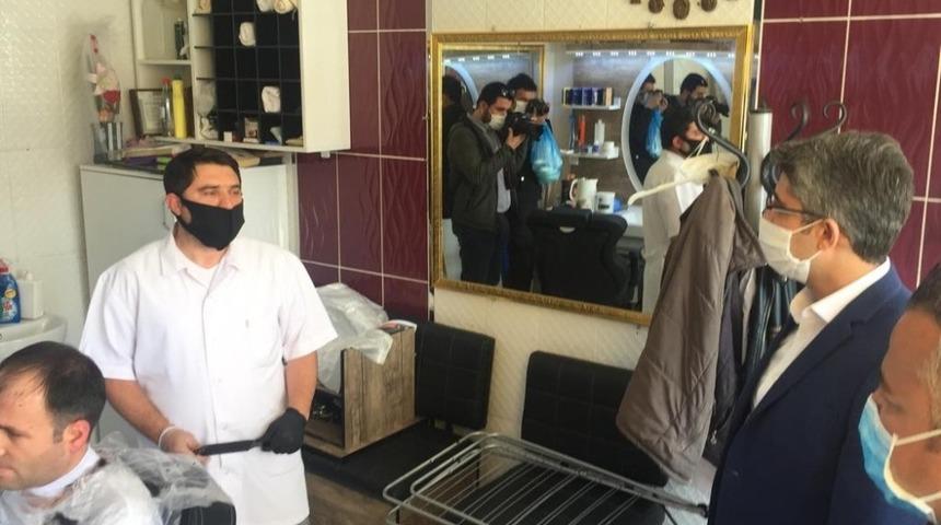 Kaymakam Çalışır, berberleri denetledi