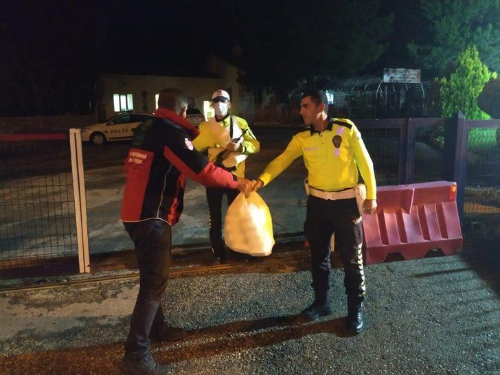 Güvenlik güçlerine sahurda yemek ikramı sürprizi G3