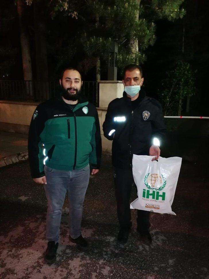 Güvenlik güçlerine sahurda yemek ikramı sürprizi G5