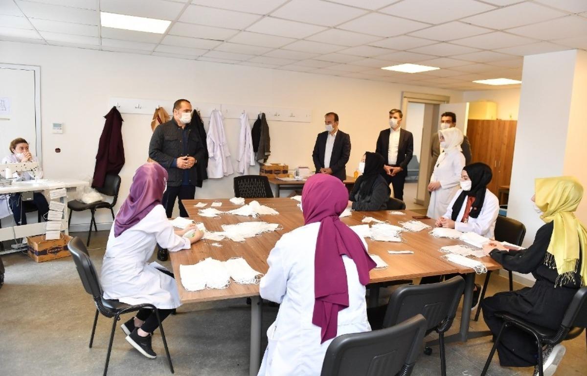 Taksim ve İstiklal Caddesi&rsquo;nde g&uuml;nde 10 binden fazla maske dağıtılıyor