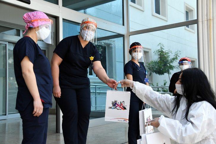 Büyükşehir Belediyesinden hemşirelere müzikli çiçekli kutlama G3