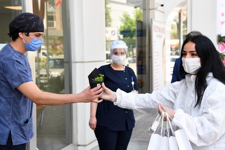 Büyükşehir Belediyesinden hemşirelere müzikli çiçekli kutlama G5