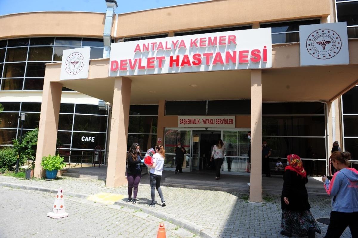Kemer&rsquo;den hemşirelere karanfil