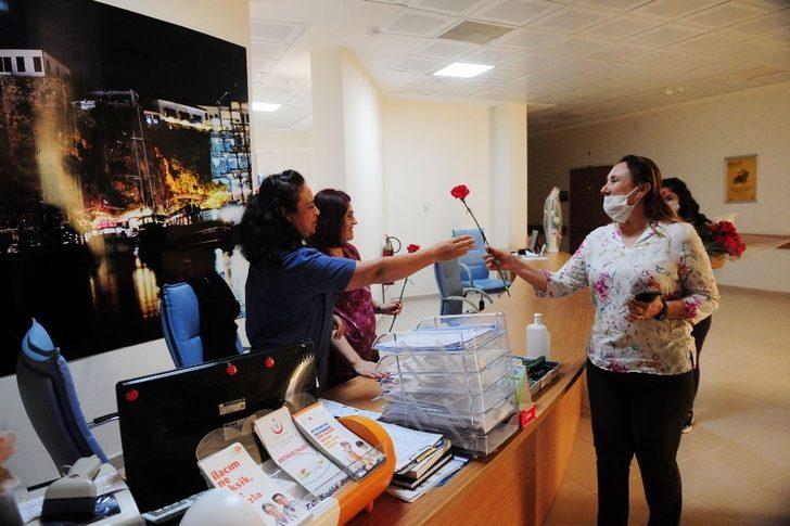 Kemer’den hemşirelere karanfil G2