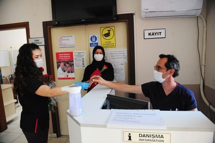 Kemer’den hemşirelere karanfil G4