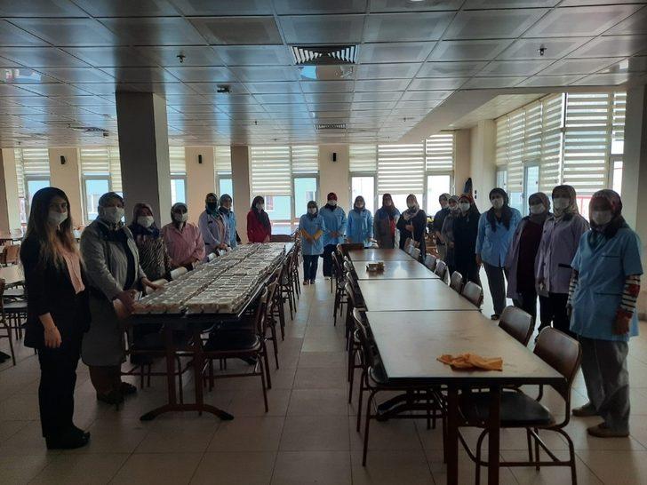 Karantinadaki gurbetçilere elleriyle Çorum mantısı hazırladılar G1