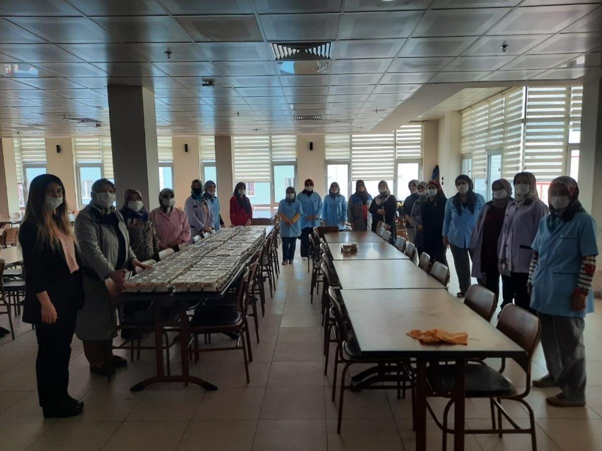 Karantinadaki gurbet&ccedil;ilere elleriyle &Ccedil;orum mantısı hazırladılar