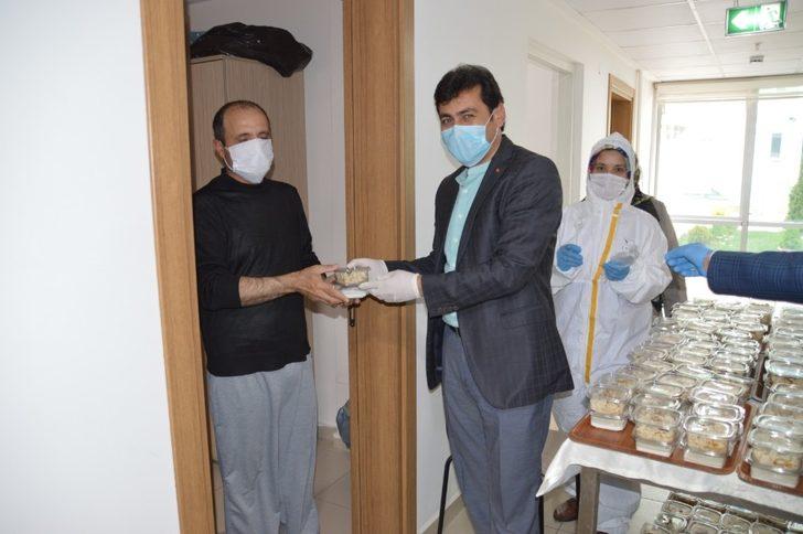 Karantinadaki gurbetçilere elleriyle Çorum mantısı hazırladılar G3