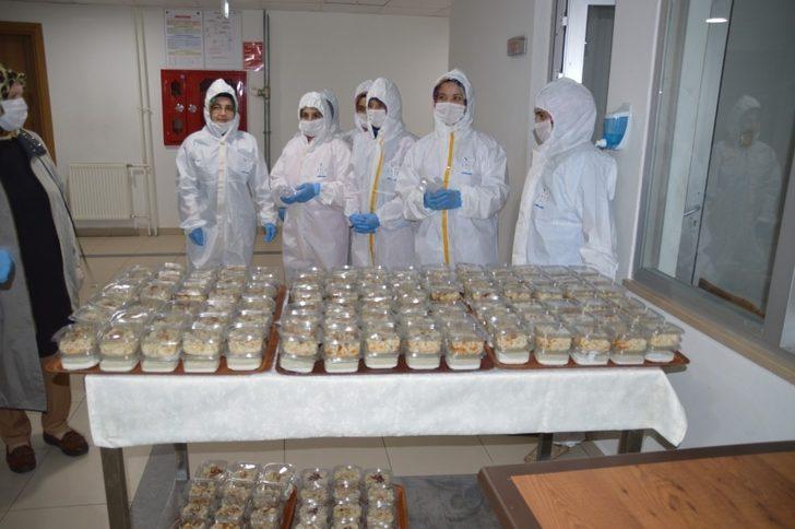 Karantinadaki gurbetçilere elleriyle Çorum mantısı hazırladılar G4