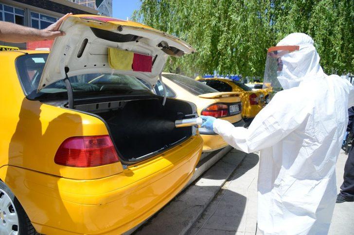 Belediye ekipleri, ticari taksileri dezenfekte etti G3