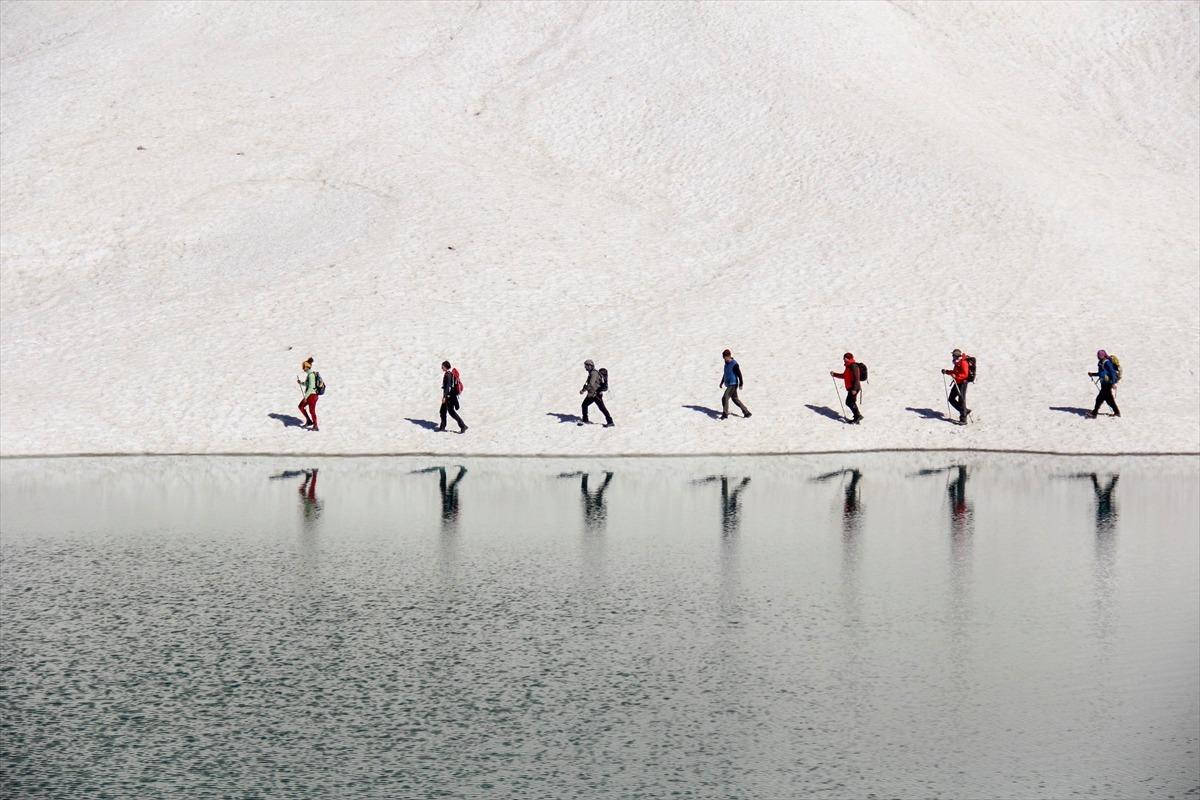 Mercan Vadisi'nin buzul g&ouml;llerinde ilkbahar g&uuml;zelliği