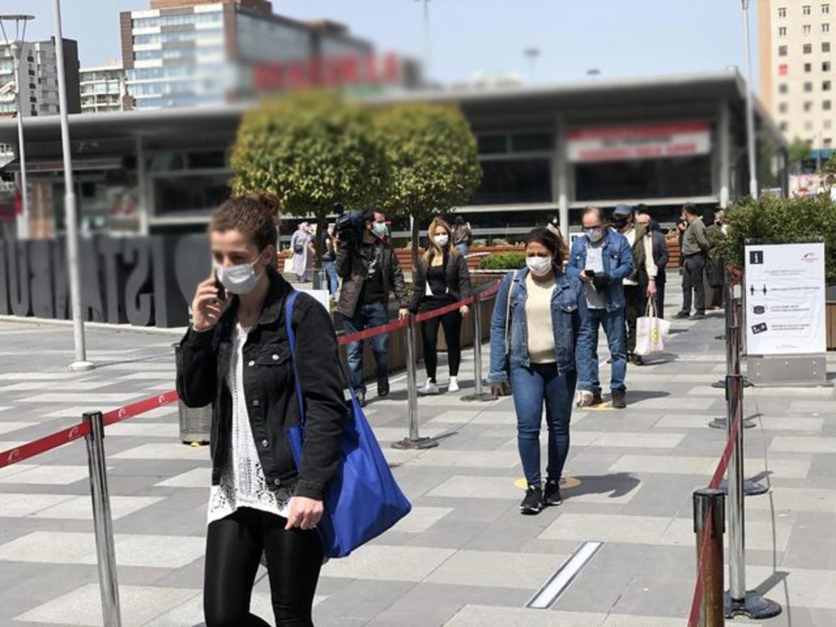 İstanbul ve Ankara'daki AVM'lerde bug&uuml;n de yoğunluk g&ouml;zlendi