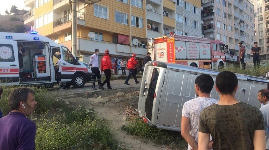 Kontrol&uuml;n&uuml; kaybeden ara&ccedil; yol kenarına devrildi