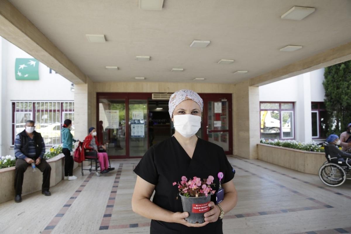 Başkan B&ouml;cek&rsquo;ten hemşirelere &ccedil;i&ccedil;ekli kutlama