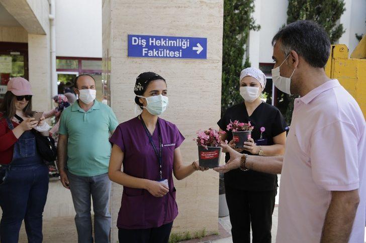 Başkan Böcek’ten hemşirelere çiçekli kutlama G2