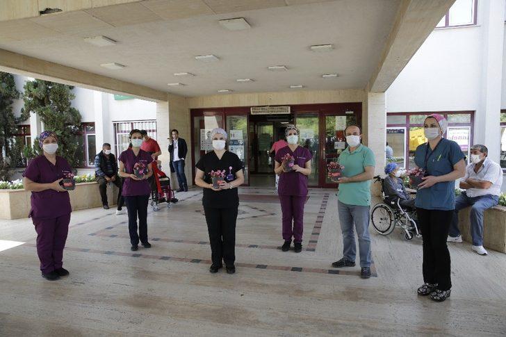 Başkan Böcek’ten hemşirelere çiçekli kutlama G3