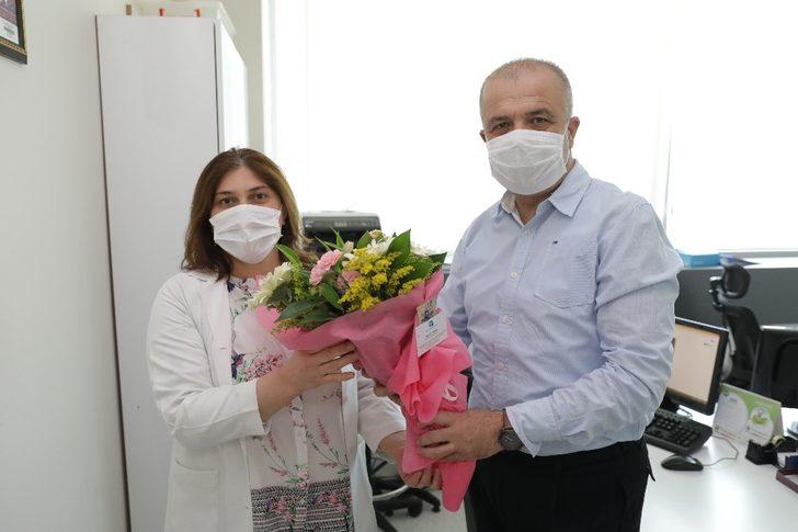 Başkan Böcek’ten hemşirelere çiçekli kutlama G4