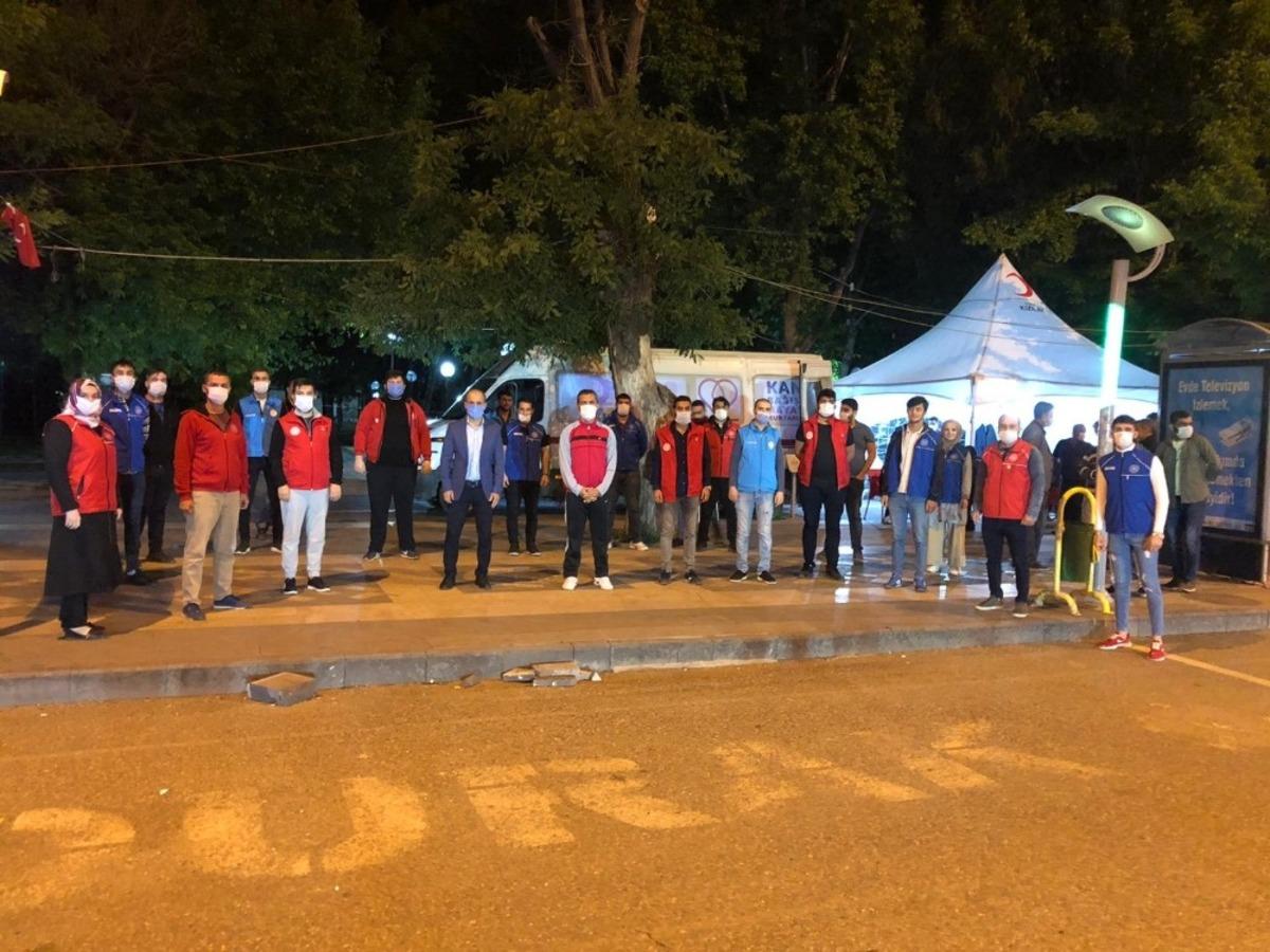 Gen&ccedil;lerden T&uuml;rk Kızılay&rsquo;ına kan bağışı