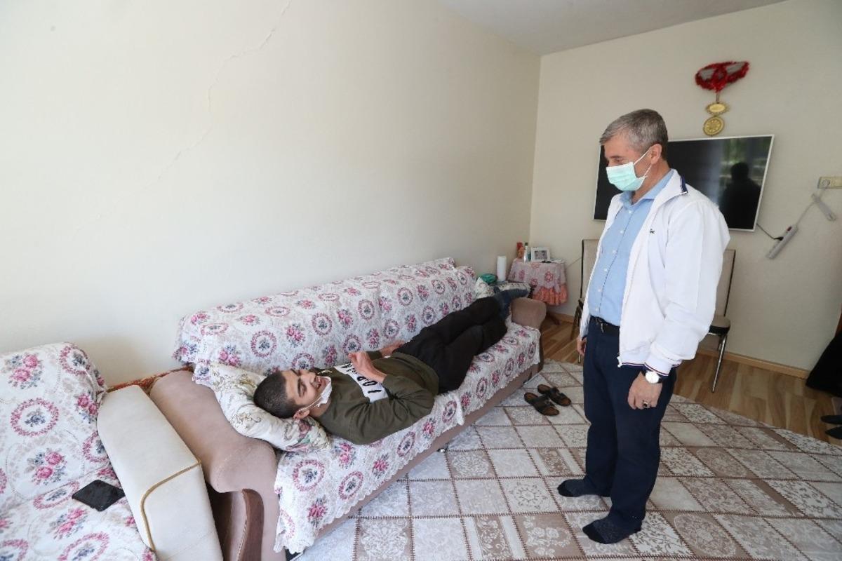 Başkan Tahmazoğlu, engelli Abidin&rsquo;i ziyaret etti