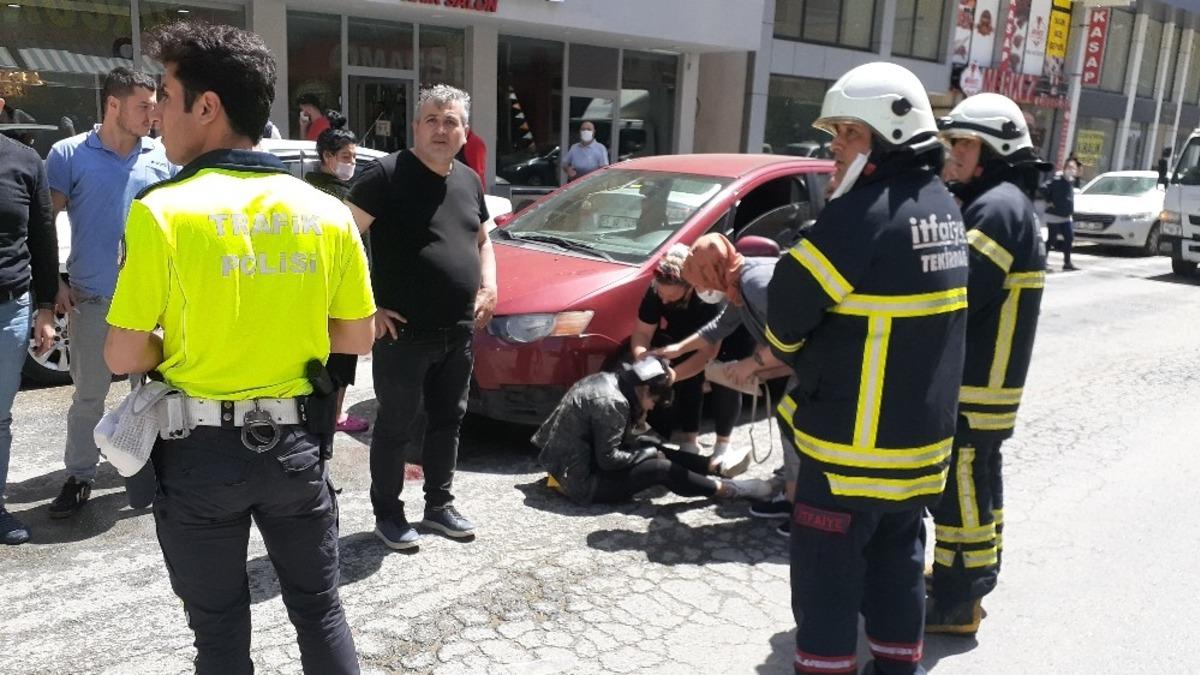 Ticari taksinin &ccedil;arptığı gen&ccedil; kız yaralandı